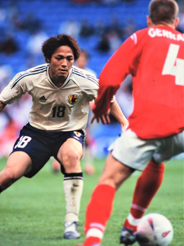高い技術でイングランドの選手を圧倒した日本代表の小野伸二 photo by Akagi Shinji記事を読む＞「日本サッカーは確実に進歩している」。かつてイングランド代表戦で贈られた日本代表への賛辞